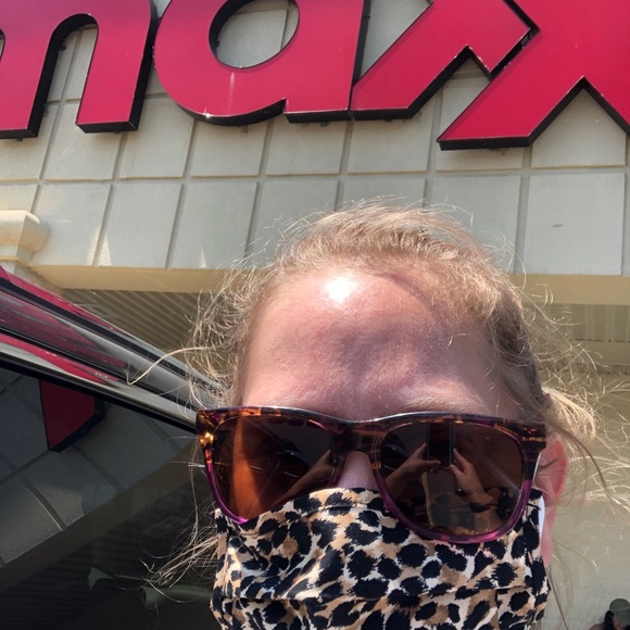 Meet your Posher, Kelly! - Picture 3 of 7